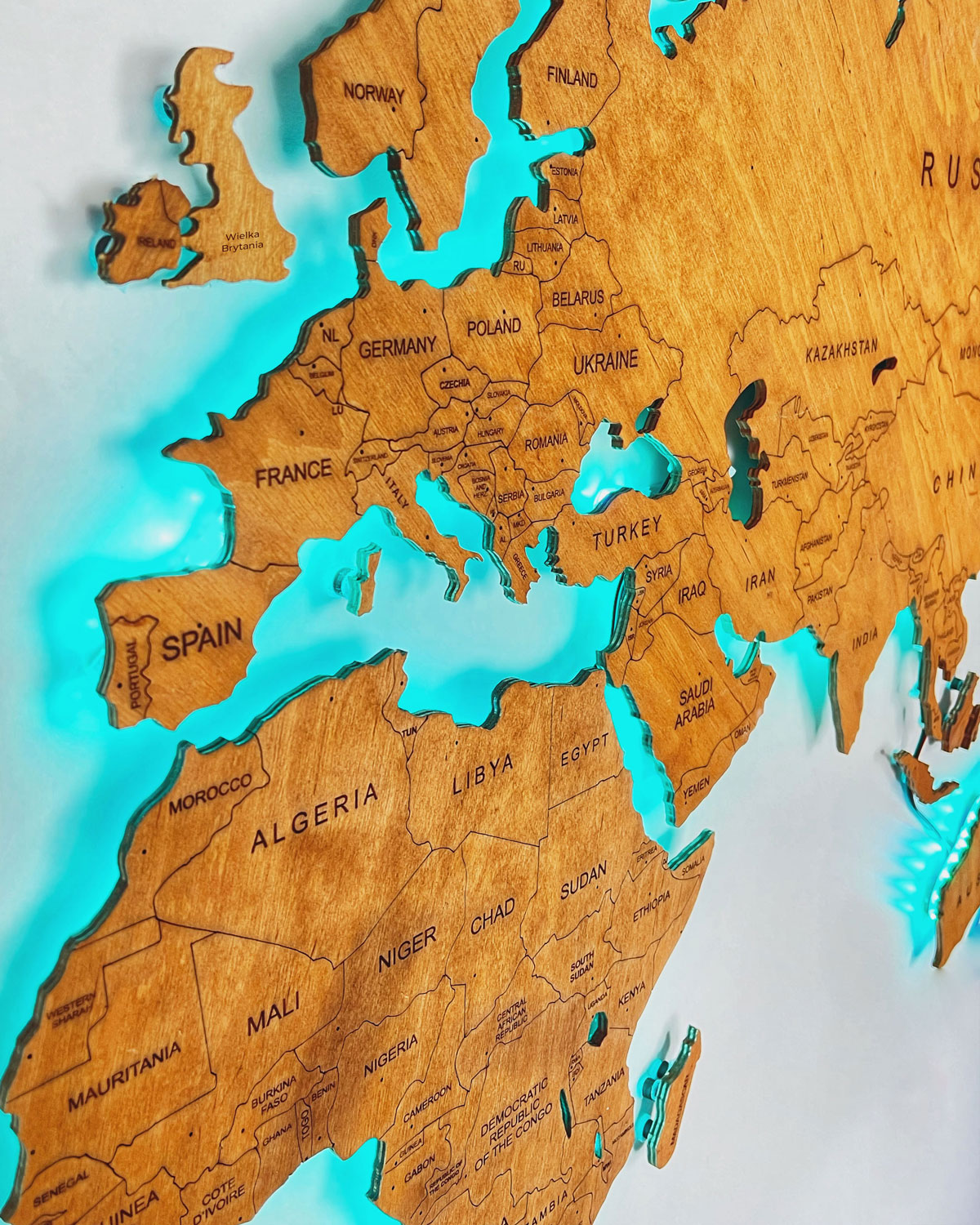 Weltkarte aus Holz mit Grenzen und Ländernamen mit LED Beleuchtung - Wanddekoration