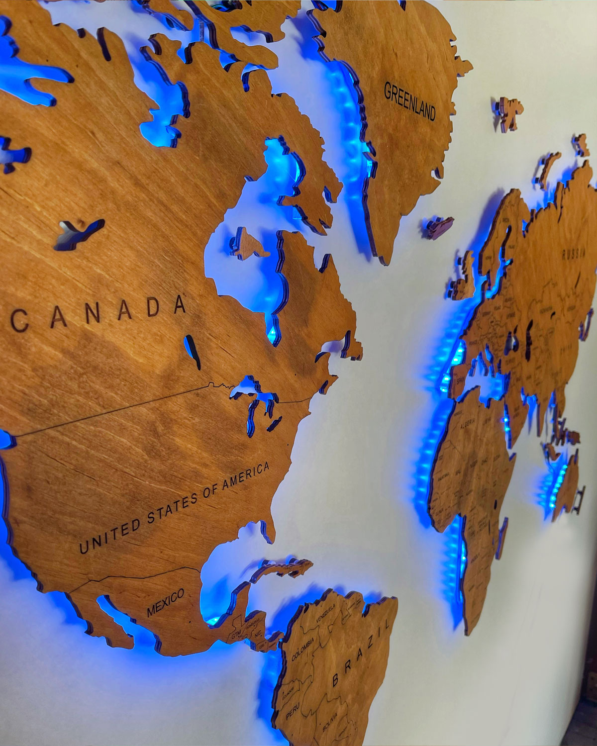 Weltkarte aus Holz mit Grenzen und Ländernamen mit LED Beleuchtung - Wanddekoration